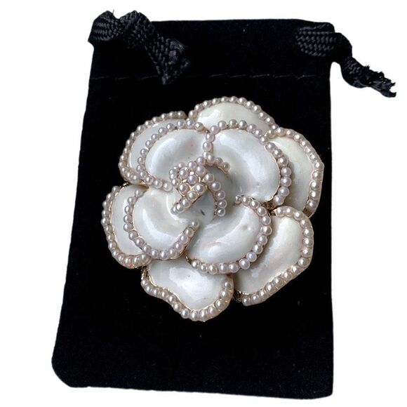 Men’s Camellia Lapel Pin – White Flower Bro-Brooch with Faux Pearls, Unisex Gift - Picture 1 of 12